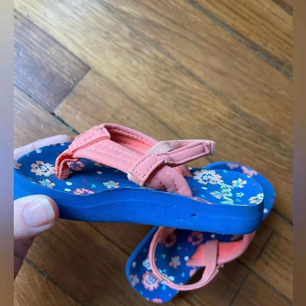 🌸 Toddler girl 3/4 REEF flip flops pink and blue floral 🌸